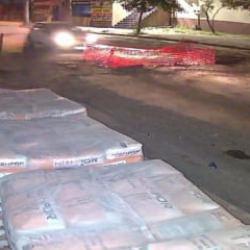 Kazı &ccedil;alışmasını g&ouml;rmedi: Otomobilin &ccedil;ukura saplandığı anlar kameraya yansıdı