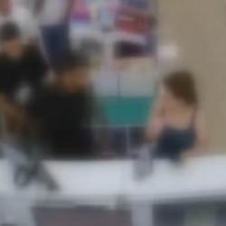 Kırtasiyeyi bastılar, sahibine tekme tokat saldırdılar: O anlar kamerada