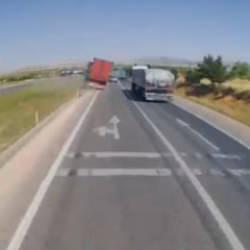 Konya'da freni patlayan tır dehşet sa&ccedil;tı: 1 &ouml;l&uuml;, 10 yaralı