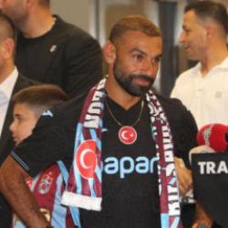 Mohamed Salah'ı taşıyan u&ccedil;ak Trabzon'a geldi! Binlerce taraftar karşıladı