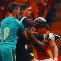 Osimhen, Galatasaray-Villarreal ma&ccedil;ında &ccedil;ileden &ccedil;ıktı: G&uuml;&ccedil;l&uuml;kle ayırdılar