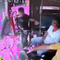 Otob&uuml;s&uuml;n i&ccedil;inde yumruklu saldırı: "Seni &ouml;ld&uuml;receğim" diyerek &uuml;zerine y&uuml;r&uuml;d&uuml;!