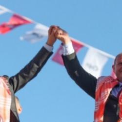 &Ouml;zdil&rsquo;den CHP'nin sihirli değneği tartışması: G&uuml;venlik g&ouml;revlisiydi belediye başkanı oldu