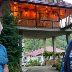 Rize'de engebeli araziye sıra dışı &ccedil;&ouml;z&uuml;m: Yol &uuml;zerine dev kolonlarla villa kurdu