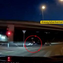 Sultanbeyli'de feci kaza: Motosikletli kadına &ccedil;arpıp b&ouml;yle ka&ccedil;tı