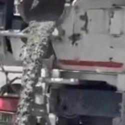 Sultangazi'de yola beton d&ouml;ken mikser trafikten men edildi