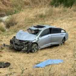 Tarlaya u&ccedil;an otomobilin s&uuml;r&uuml;c&uuml;s&uuml; &ouml;ld&uuml;