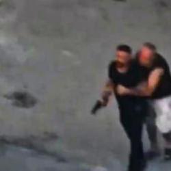 Taziye evinde ortalık karıştı! Silah &ccedil;ekip husumetlilerini kovaladı