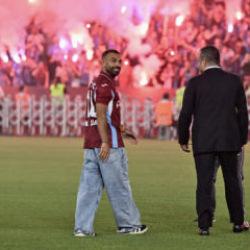 Trabzon'da tarihi akşam! Salah binlerce kişinin &ouml;n&uuml;nde imza atıyor