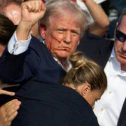 Trump'ın ziyareti &ouml;ncesi g&uuml;venlik alarmı! Golf kul&uuml;b&uuml; yakınında silahlı ş&uuml;pheli yakalandı