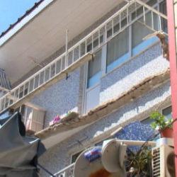 &Uuml;mraniye'de faciaya ramak kala: Dairenin balkonu bir anda &ccedil;&ouml;kt&uuml;