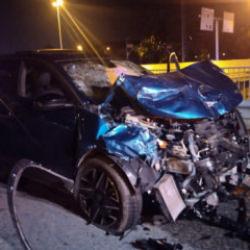 &Uuml;mraniye'de hafif ticari ara&ccedil; ile otomobil &ccedil;arpıştı: 4'&uuml; ağır, 6 yaralı