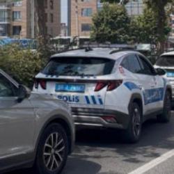 Yayalara yol veren polis aracına otomobil &ccedil;arptı