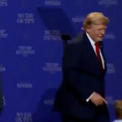 Trump sahnede &ccedil;ocuk peşinde koştu, mikrofonu alıp Biden&rsquo;a y&uuml;klendi!