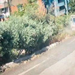 Yokuşu &ccedil;ıkamadı, geri geri kayıp &uuml;zerine d&uuml;şt&uuml;! Talihsiz kadının acı sonu