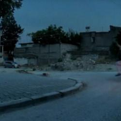 Adana'da motosikletin &ccedil;arptığı kadın, ayağa kalkıp koşarak uzaklaştı