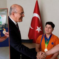Singapur'da T&uuml;rkiye'yi gururlandıran birincilik: &Ouml;mer Selim'den b&uuml;y&uuml;k başarı