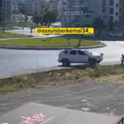 Direksiyon hakimiyetini kaybeden s&uuml;r&uuml;c&uuml; yayayı ezdi