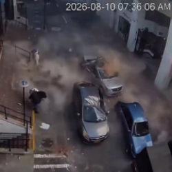 Deprem anında binanın girişi saniyeler i&ccedil;inde yerle bir oldu