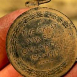 1915'te Gelibolu'da &ouml;len askerin madalyası 1 asır sonra bulundu! Ailesine teslim edildi