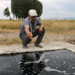 Erzurum'da 50 yıllık  gizem! Suyun &uuml;zerindeki k&ouml;p&uuml;kler alev alıyor 