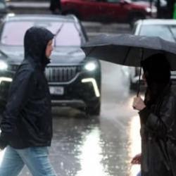 Bir yanda g&uuml;neş bir yanda yağmur! 18 il i&ccedil;in saat verildi: Sarı kodlu uyarı