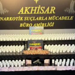Akhisar&rsquo;da zehir tacirlerine dev darbe: Evden 30 bin adedi aşkın uyuşturucu hap fırladı!