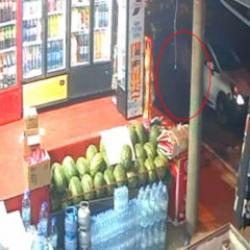 Kocaeli'de feci kaza: &Ccedil;arptığı kızın &uuml;zerinden ge&ccedil;ip ka&ccedil;tı!