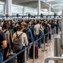 Avrupa&rsquo;da havalimanı alarmı! Pasaport kuyrukları 2 saate &ccedil;ıktı