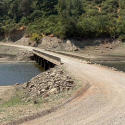 Baraj suları &ccedil;ekildi, k&ouml;pr&uuml; ulaşıma a&ccedil;ıldı