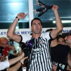 Beşiktaş'ın yeni golc&uuml;s&uuml; Vlahovic, İstanbul'da! İlk a&ccedil;ıklamasını T&uuml;rk&ccedil;e yaptı