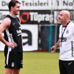 Beşiktaş'ta Ey&uuml;pspor mesaisi başladı! Vlahovic ilk antrenmanına katıldı