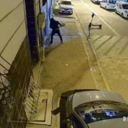 Esenyurt&rsquo;ta eski sevgili dehşeti: Scooter ile gelip binayı ateşe verdi