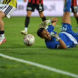 Fenerbah&ccedil;e'nin eski kalecisi Fenerbah&ccedil;e ma&ccedil;ına damga vurdu