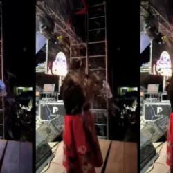 Fırlatılan cam şişe y&uuml;z&uuml;nde patladı! Peru'da sahnede dehşet anları