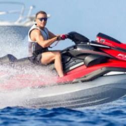 Fransa yanarken Macron'dan jetski keyfi