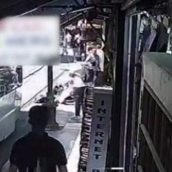 İstanbul'da tramvay yoluna devrilen bebek arabası y&uuml;rekleri ağza getirdi
