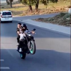  İstanbul'daki d&uuml;ğ&uuml;n konvoyunda tehlikeli motosiklet şovu kameraya yansıdı