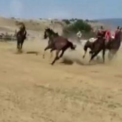 Kastamonu&rsquo;da festivalde at yarışında kaza: 1 jokey yaralı, 2 at &ouml;ld&uuml;