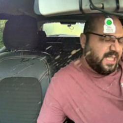 Kazayı &ouml;nleyen taksi s&uuml;r&uuml;c&uuml;s&uuml;n&uuml;n a&ccedil;ık penceresinden &ccedil;amurlu su sı&ccedil;rattı