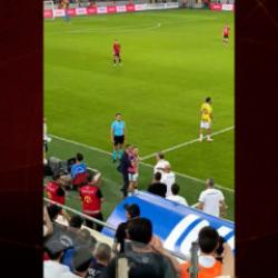 Kerem Akt&uuml;rkoğlu saha kenarında gerildi: Gen&ccedil;lerbirliği ma&ccedil;ında kul&uuml;beyle tartıştı