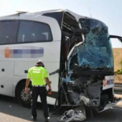 Manisa'da yolcu otob&uuml;s&uuml; kamyona &ccedil;arptı: 1 kişi &ouml;ld&uuml;, 7 kişi yaralandı