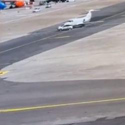 Milano Linate Havalimanı'nda hizmet aracı &ouml;zel jete &ccedil;arptı