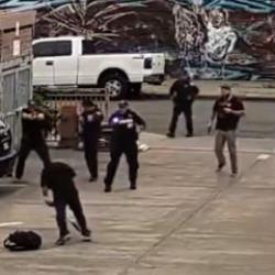 Mızrak taşıyan adama 8 polis kurşun yağdırdı! ABD'deki feci &ouml;l&uuml;m kamerada