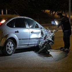 Motosiklet otomobile ok gibi saplandı: 1 &ouml;l&uuml;, 1 yaralı