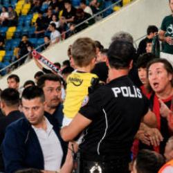Ankara'da utan&ccedil; gecesi! Fenerbah&ccedil;e formalı minik taraftara &ccedil;irkin saldırı