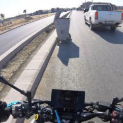 &Ouml;n&uuml;ndeki aracı sollamaya &ccedil;alışan motosikletli, yola bırakılan &ccedil;&ouml;p konteynerine &ccedil;arptı