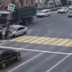 Rusya'da dehşet anları: Kontrolden &ccedil;ıkan ara&ccedil; ışıklardaki yayaları bi&ccedil;ti