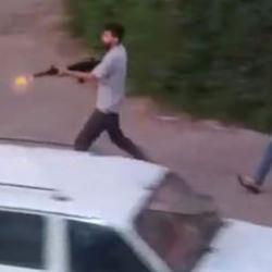 Şanlıurfa'da sokak savaş alanına d&ouml;nd&uuml;: Uzun namlulu silahlarla kurşun yağdırdılar