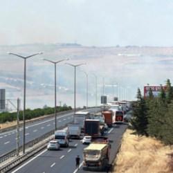 Silivri'de tarla yangını b&uuml;y&uuml;d&uuml;: TEM otoyolunda trafik durdu!